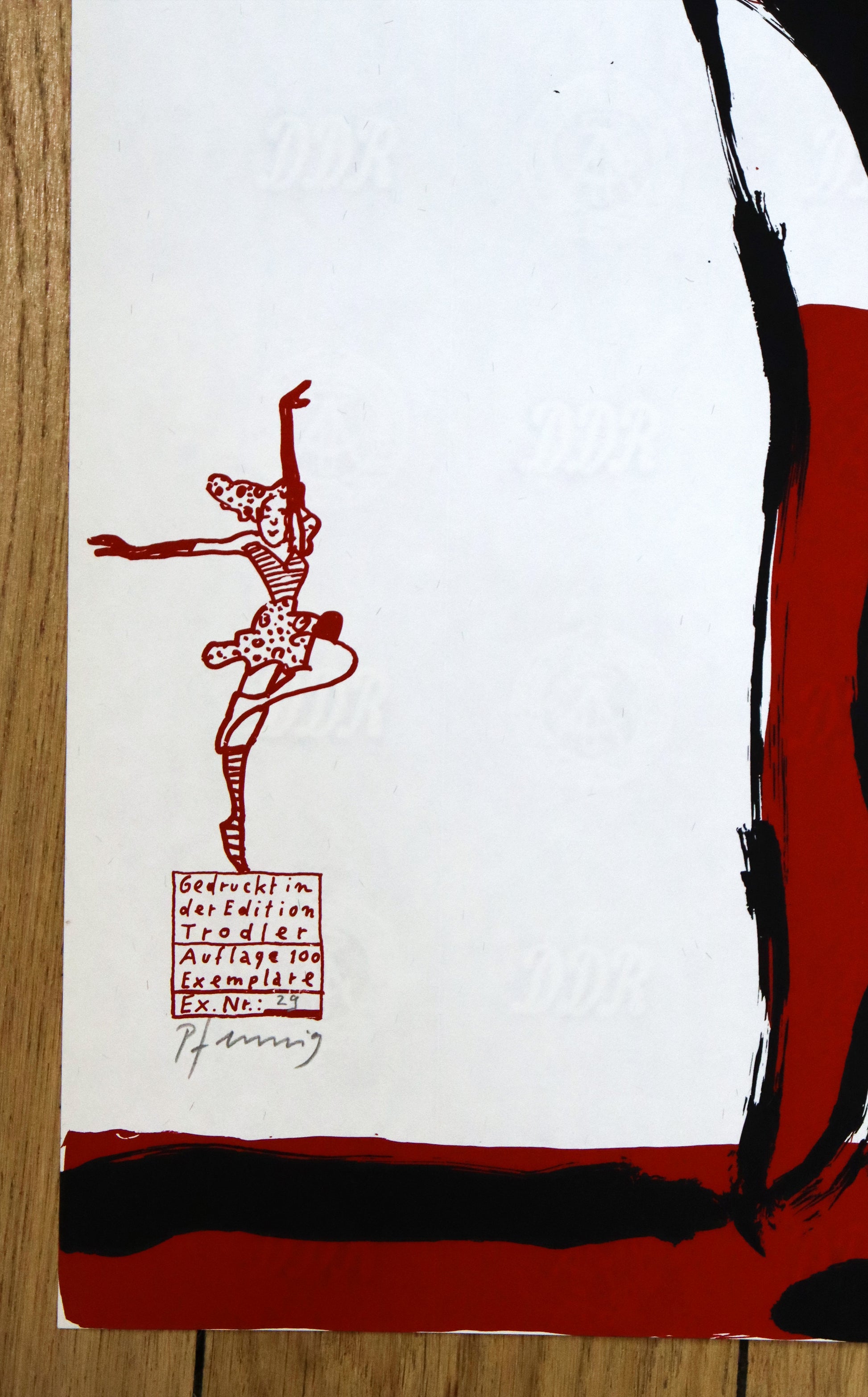 Druck Edition Trodler, von Wolf-Dieter Pfennig, Titel „Tänzerinnen“ – Detailaufnahme der Vignette von Trodler und Exemplar-Nummer, in rot und Signatur, Galerie Waldbach - What The Artist Made