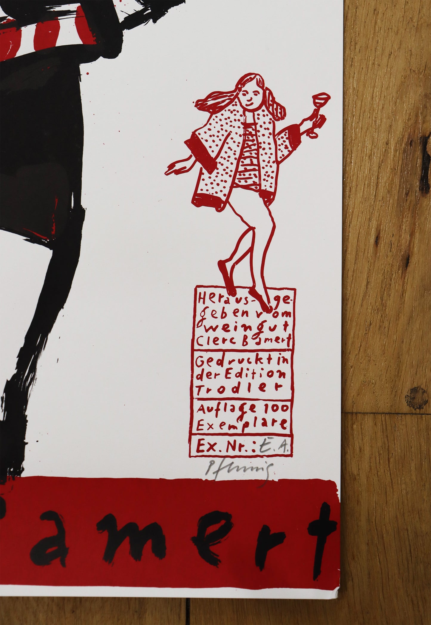 Druck Edition Trodler, von Wolf-Dieter Pfennig, Titel „Weingenuss“ – Detailaufnahme der Vignette von Trodler und Originalsignatur von Pfennig, in rot, Galerie Waldbach - What The Artist Made