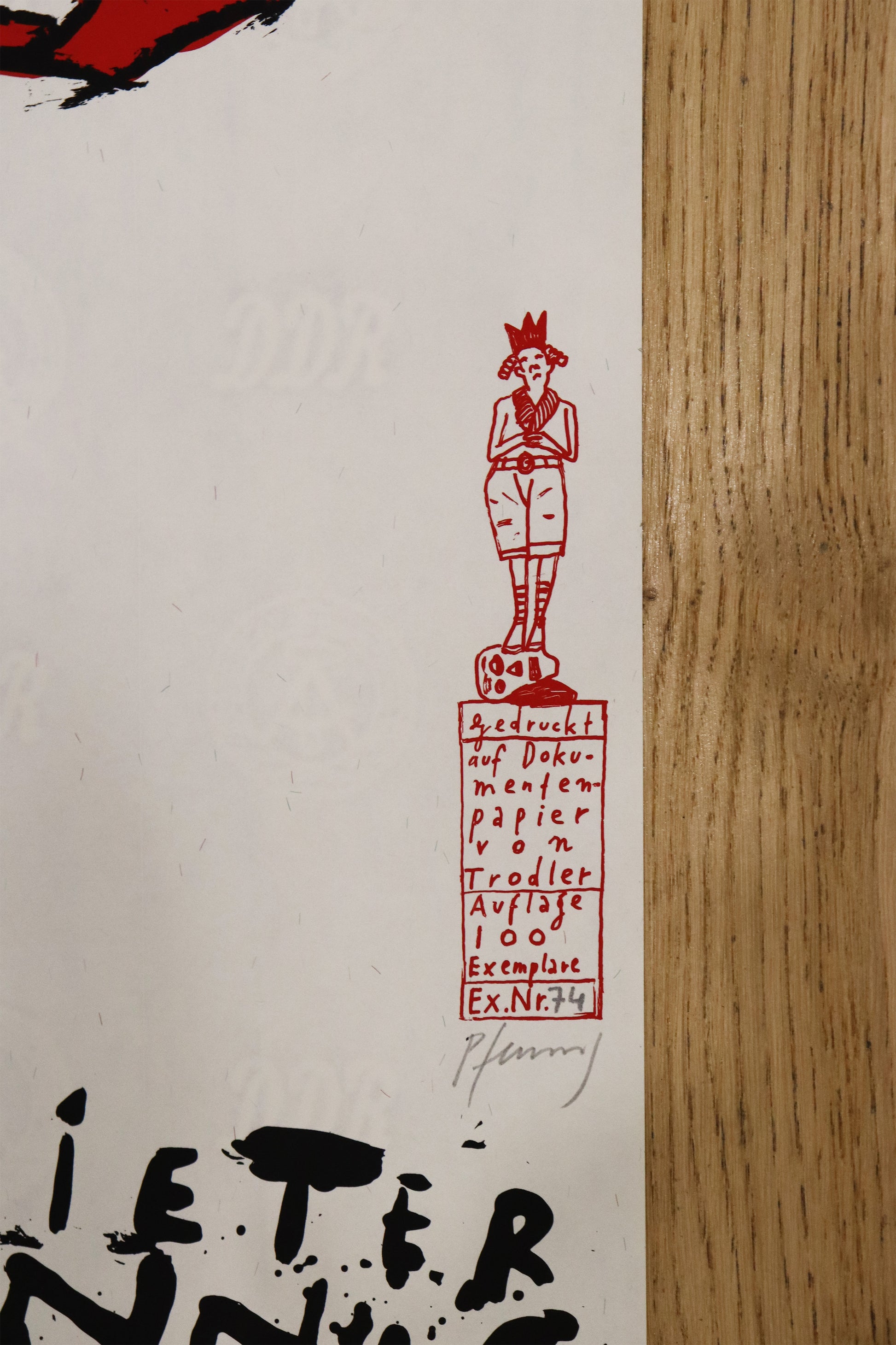 Druck Edition Trodler, von Wolf-Dieter Pfennig, Titel „Wismar, New  Orleans“ – Detailaufnahme der Vignette von Trodler und Exemplarnummer, in rot, Original Signatur Pfennig, Galerie Waldbach - What The Artist Made