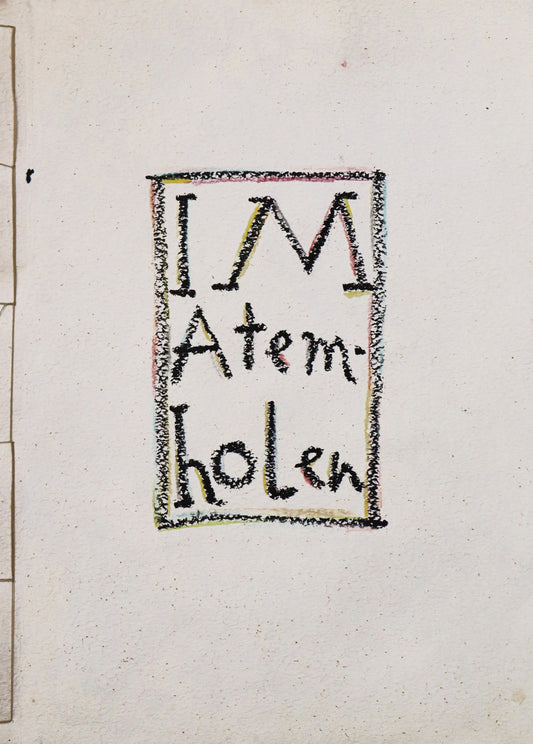 Original Mixed-Media-Objekt von Wolf-Dieter-Pfennig, Titel „Im Atemholen“  – gestaltetes Buch/Heft mit Illustrationen und Textstellen aus Goethes „Westöstlicher Divan - Buch des Sängers“. Abbildung der Titelseite mit Text „Im Atemholen“ in einem schwarzen Rahmen auf naturweißem Papier. Mixed Media auf Papier, signiert, erhältlich bei Galerie Waldbach, What the Artist Made