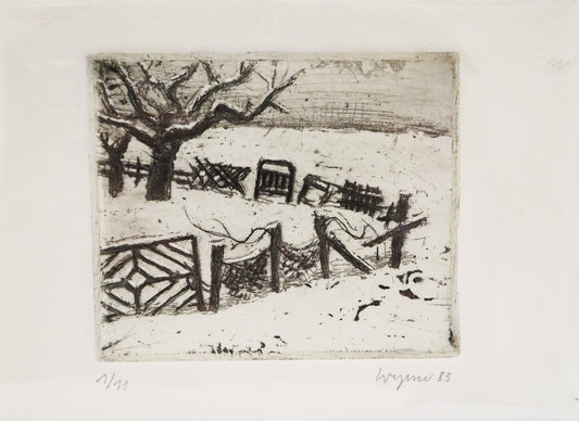 Radierung von Wolfgang Wegner, Titel "Winter" auf Büttenpapier mit Büttenrand. Darstellung einer Winterlandschaft mit kaputtem Holzzaun und kahlen Bäumen im Hintergrund. Unterhalb der Radierung Signatur, Jahr und Auflagennummer. Erhältlich bei Galerie Waldbach - What The Artist Made